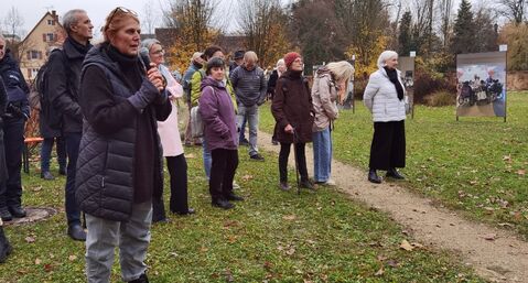 Fotokünstlerin Elisabeth Paul erklärt die Fototafeln bei der gut besuchten Vernissage. Bild: Andrea Jagode